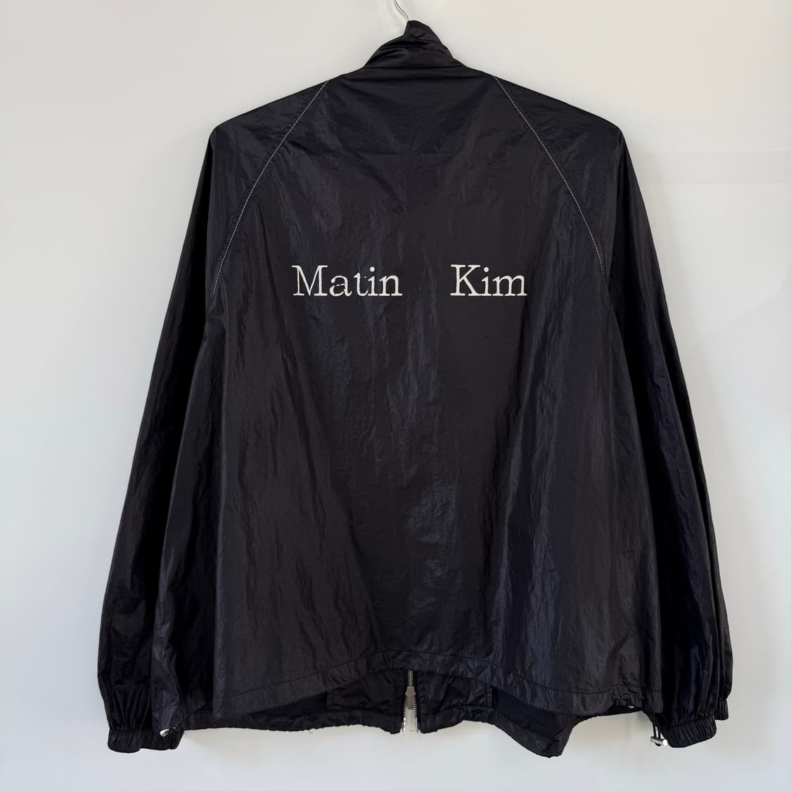 마뗑킴 Matin Kim 로고 코팅 유광 점퍼 블랙 상품이미지1