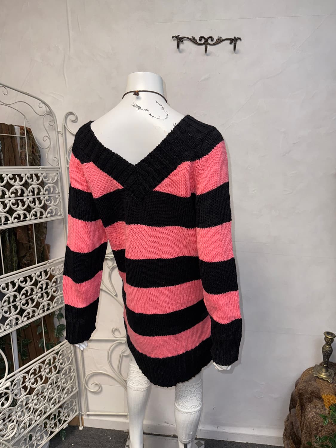 Black pink stripe v neck knit ops 상품이미지3