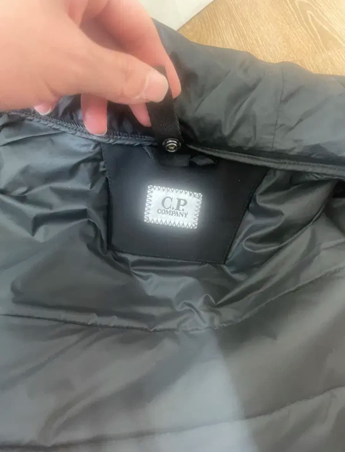 Cp컴퍼니 고글 경량패딩 L 상품이미지5