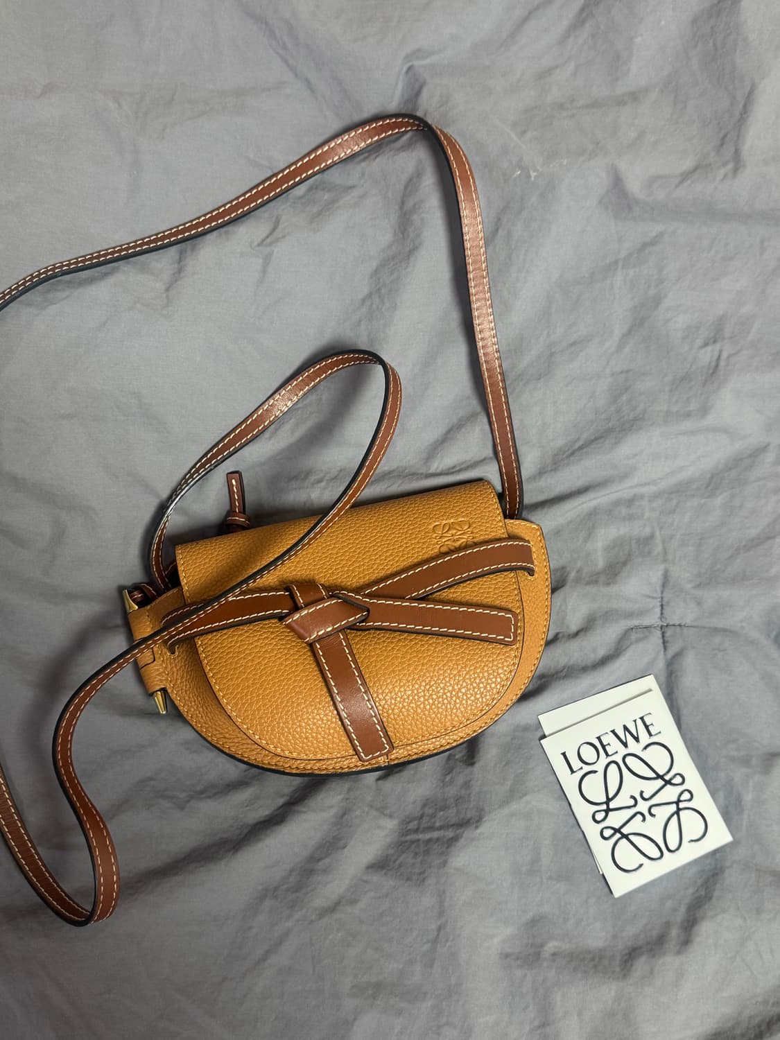 제니 로에베 게이트백 미니 탄 상품이미지1