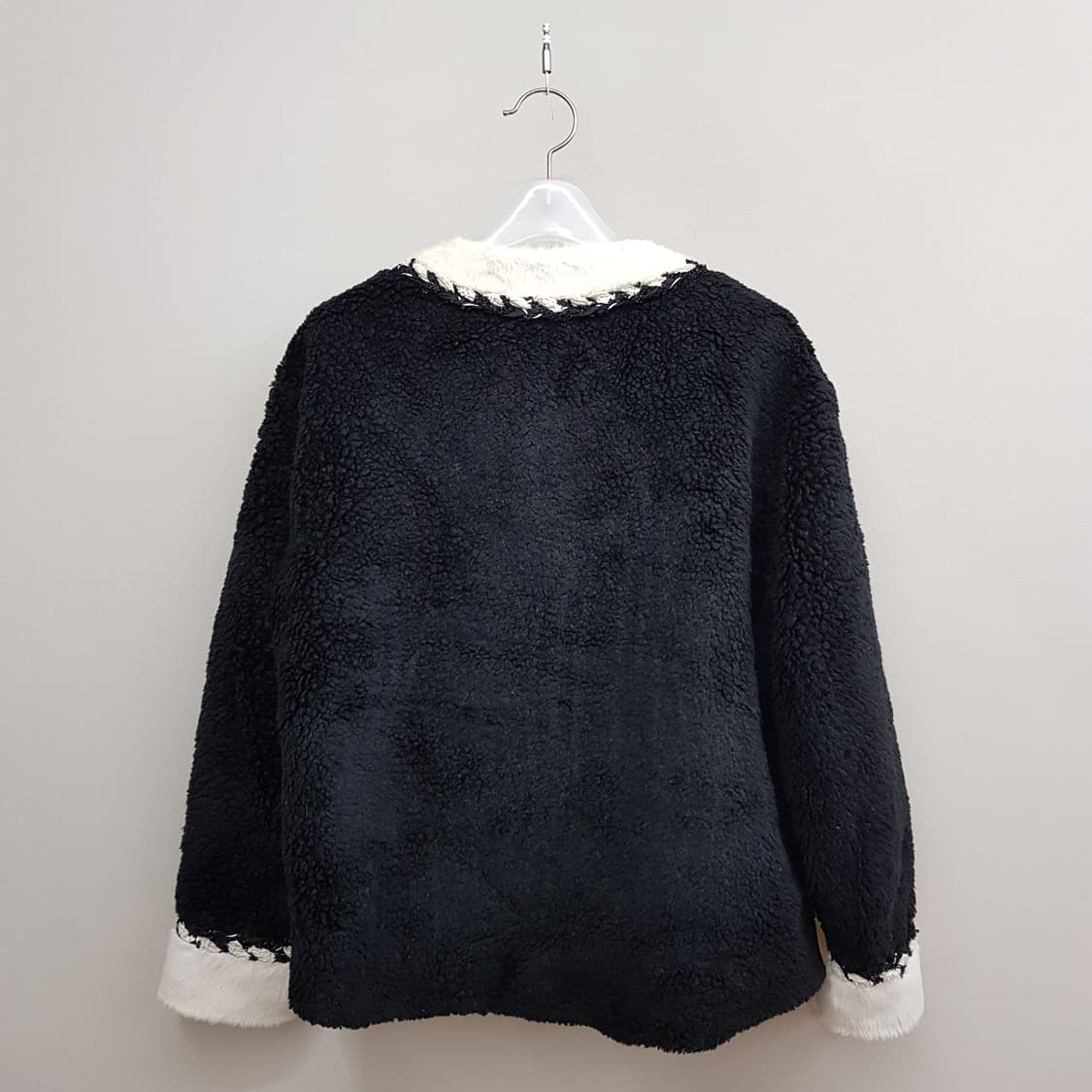 오즈세컨 2021 블랙 배색 트위드 무스탕 양털 자켓  76-90-155 상품이미지4