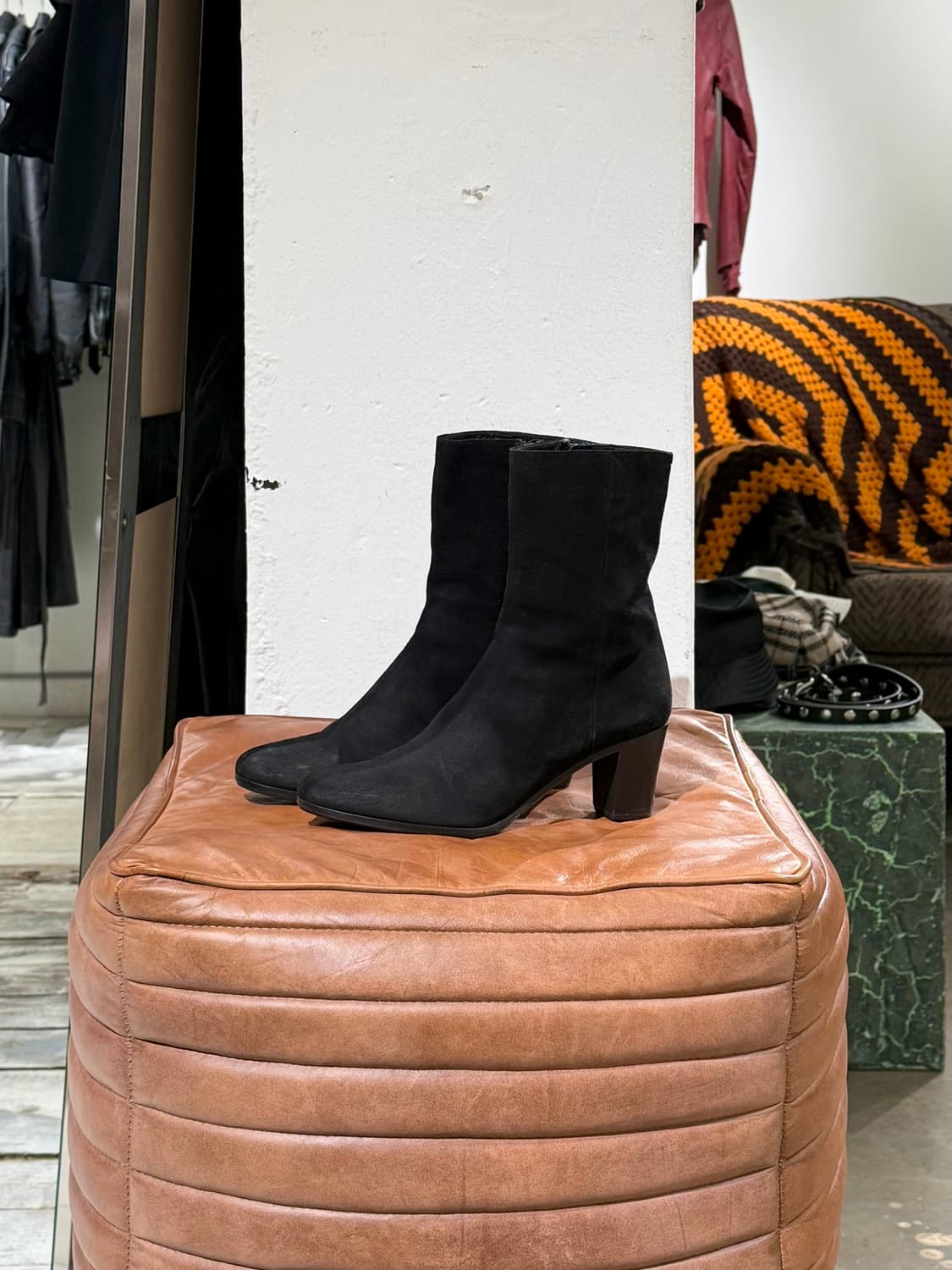 메종 마르지엘라 블랙 스웨이드 사이드 지퍼 앵클 부츠 상품이미지1