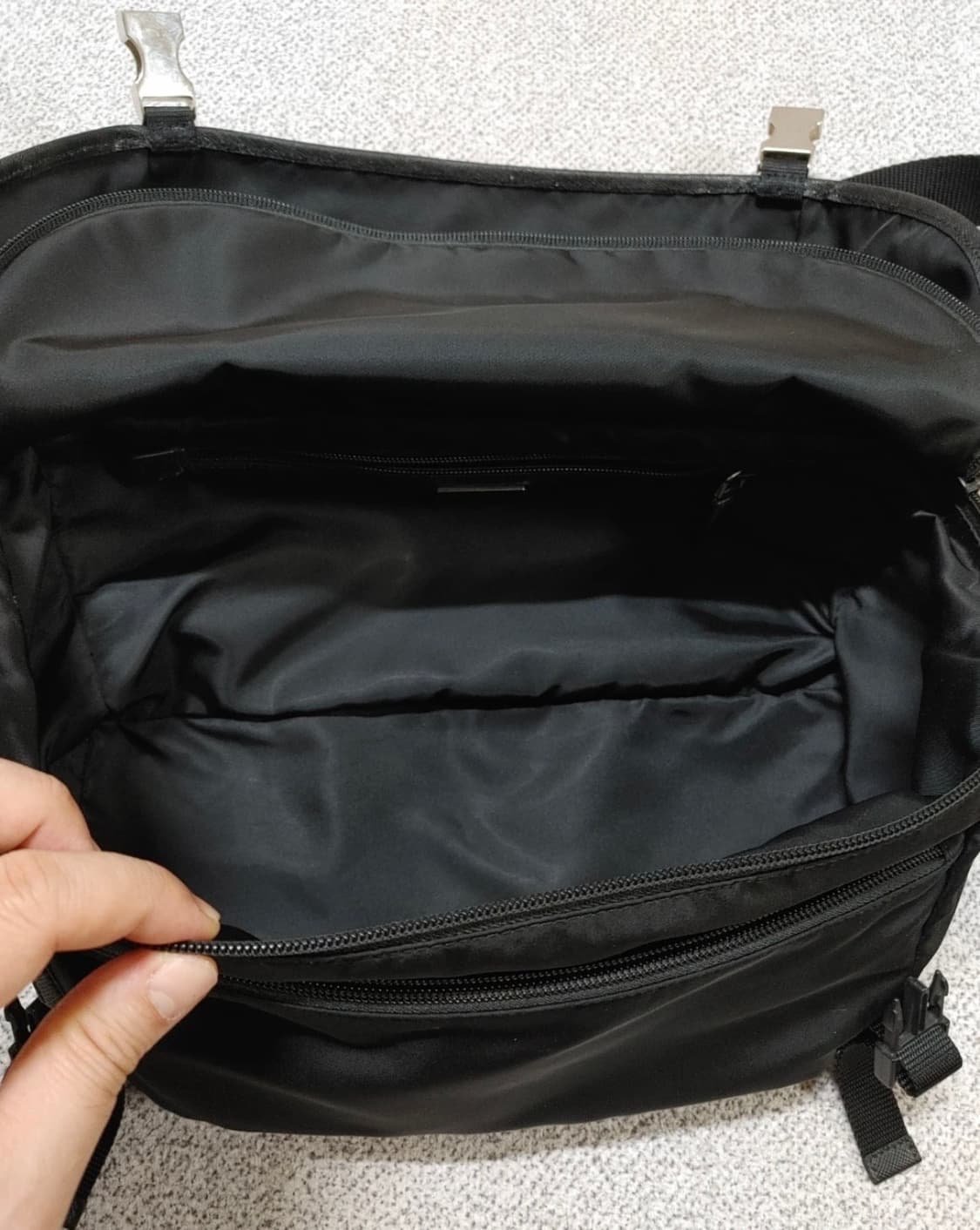 [L] 프라다 테수토 나일론 바이커백 크로스백 블랙 라지 2VH994 상품이미지8