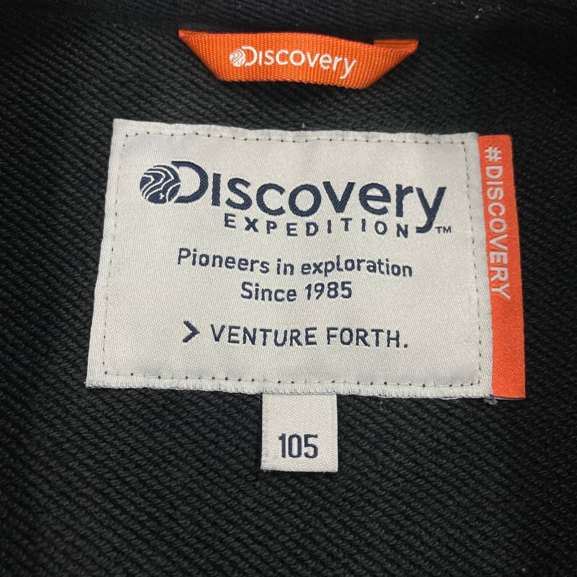 디스커버리 블랙 컬러 스펠아웃 빅로고 맨투맨 상품이미지3