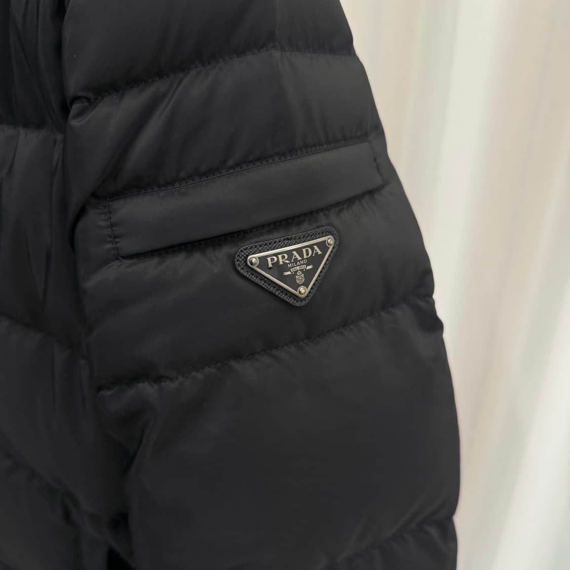 [25년/50] 프라다 리나일론 다운 패딩 블랙 상품이미지3