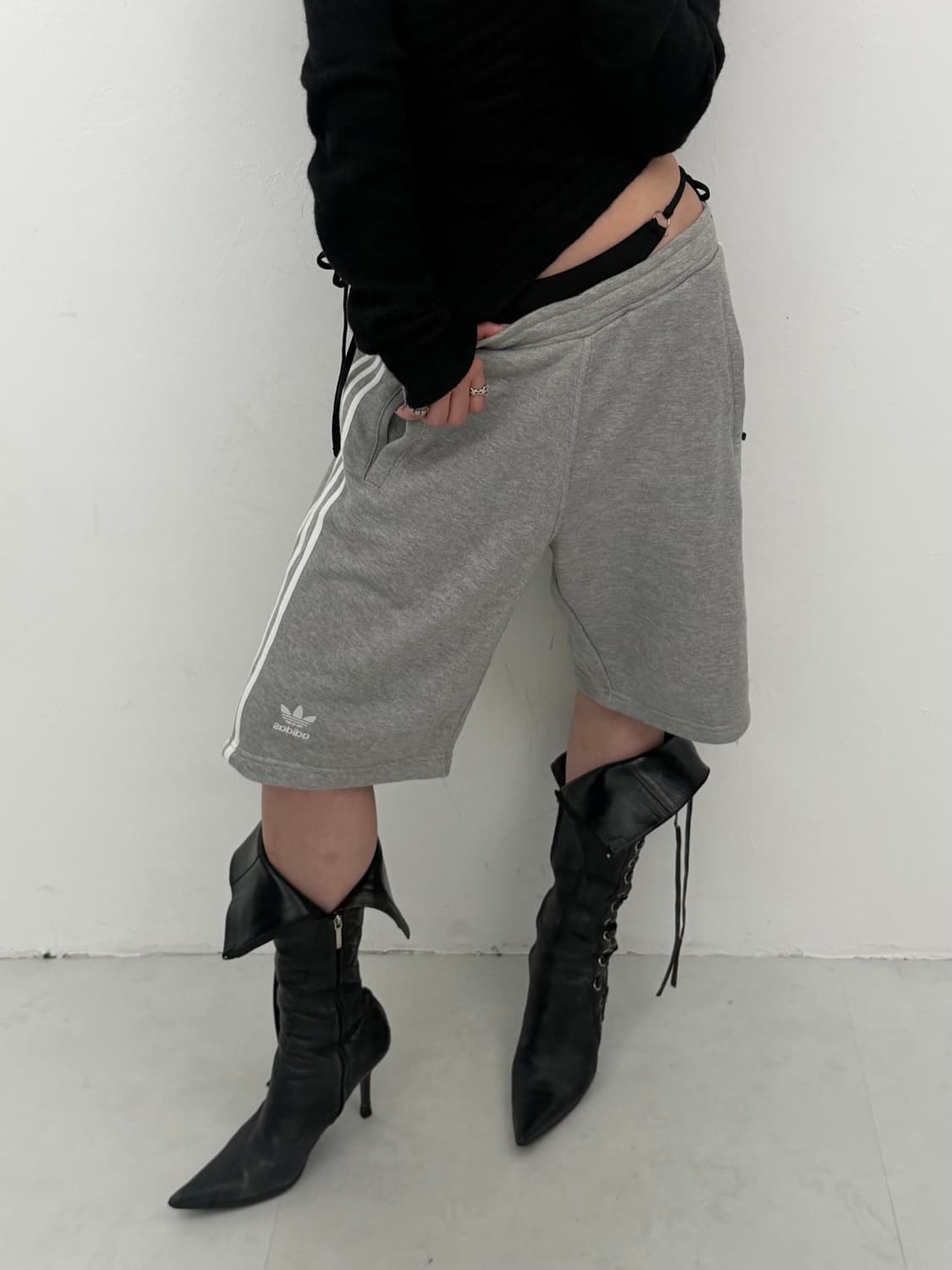 그레이 아디다스 반바지  상품이미지1