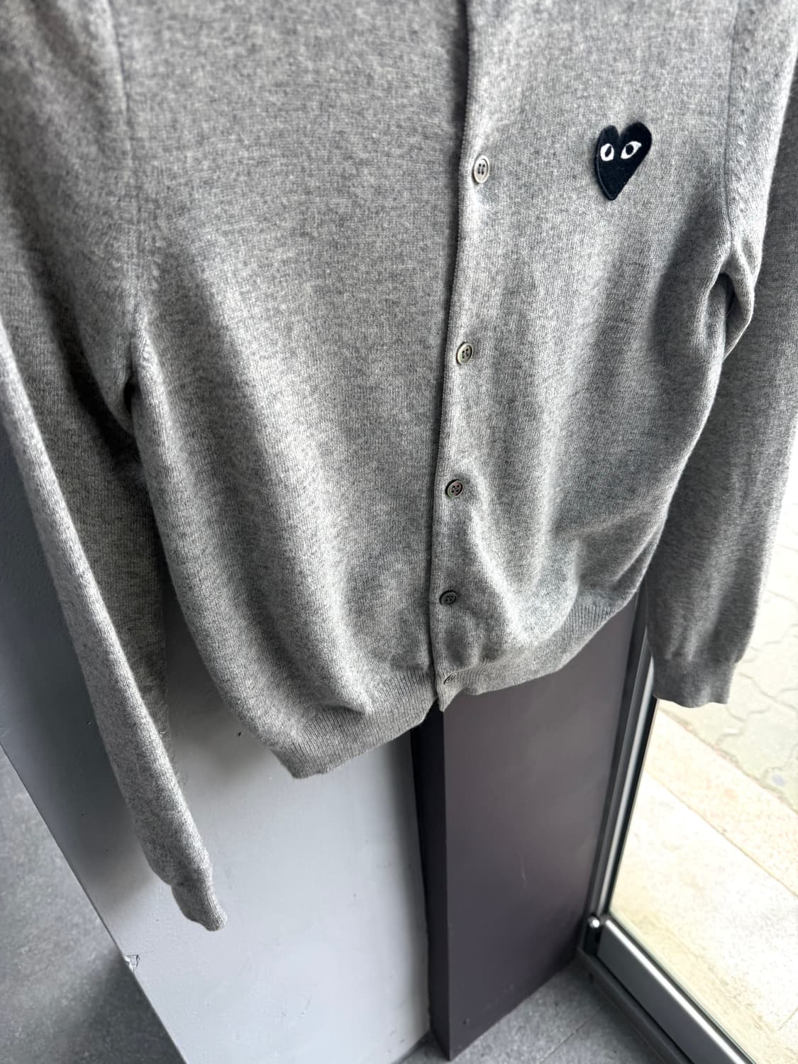 .L/ 꼼데가르송 플레이 블랙하트 그레이 가디건 상품이미지4