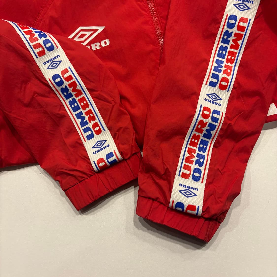 [105] 엄브로 레드 트랙 바람막이 자켓 C38 상품이미지6