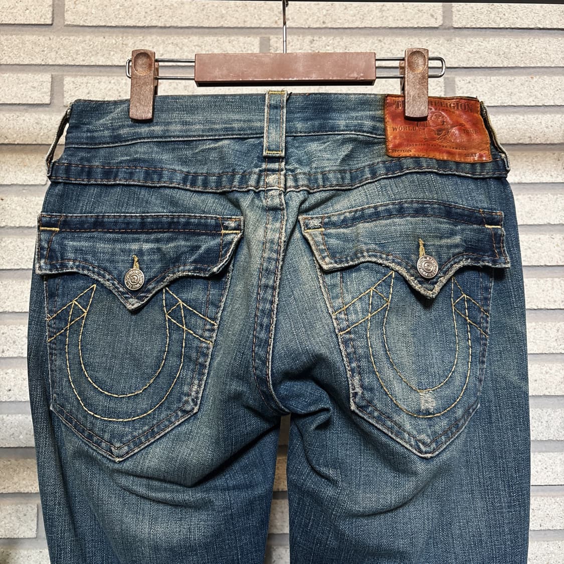 트루릴리전 Y2K 데미지 부츠컷 데님팬츠 플랩포켓 디테일 에이징인디고 상품이미지8