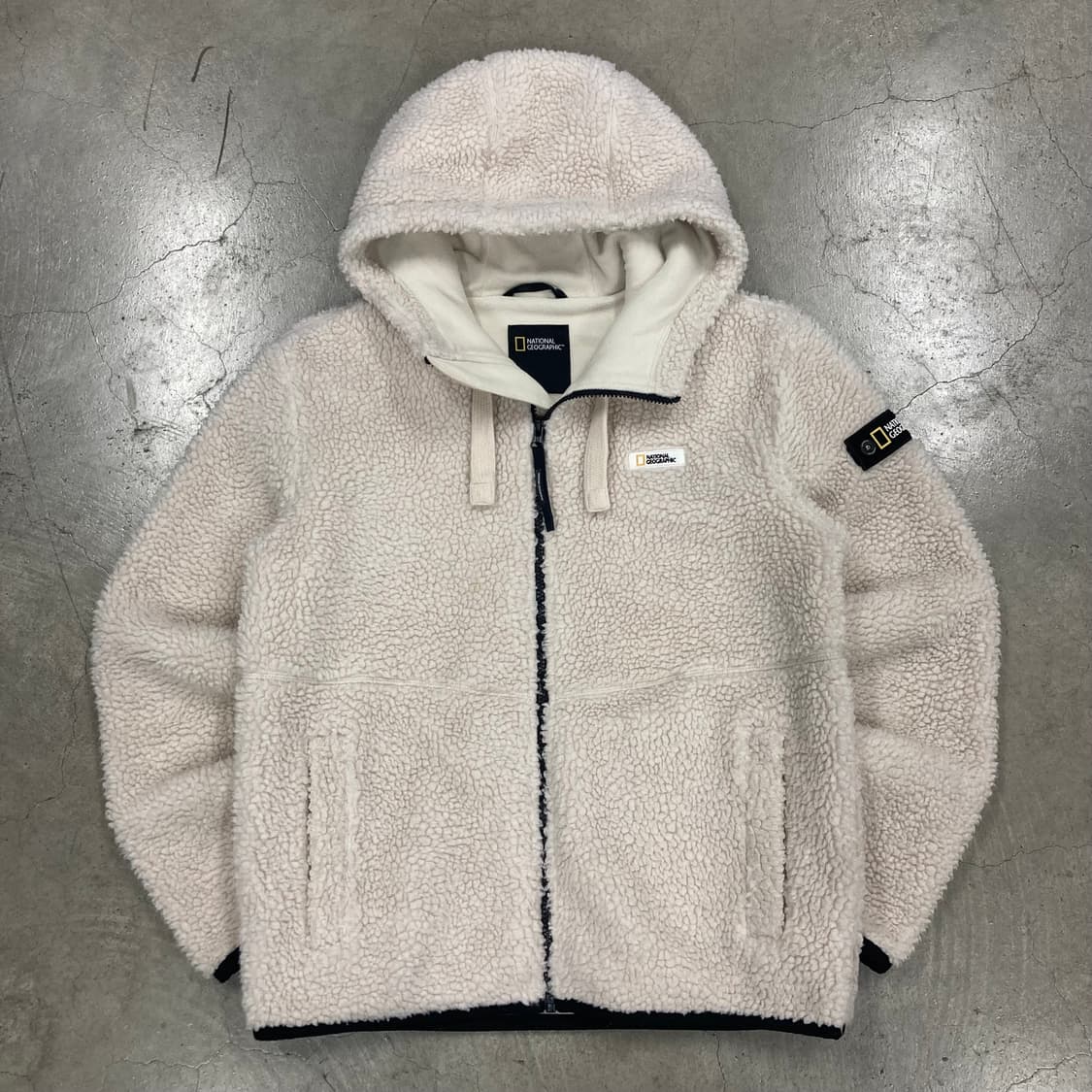 내셔널 지오그래픽 아이보리 컬러 스몰 로고 와펜 쉐르파 자켓 상품이미지1