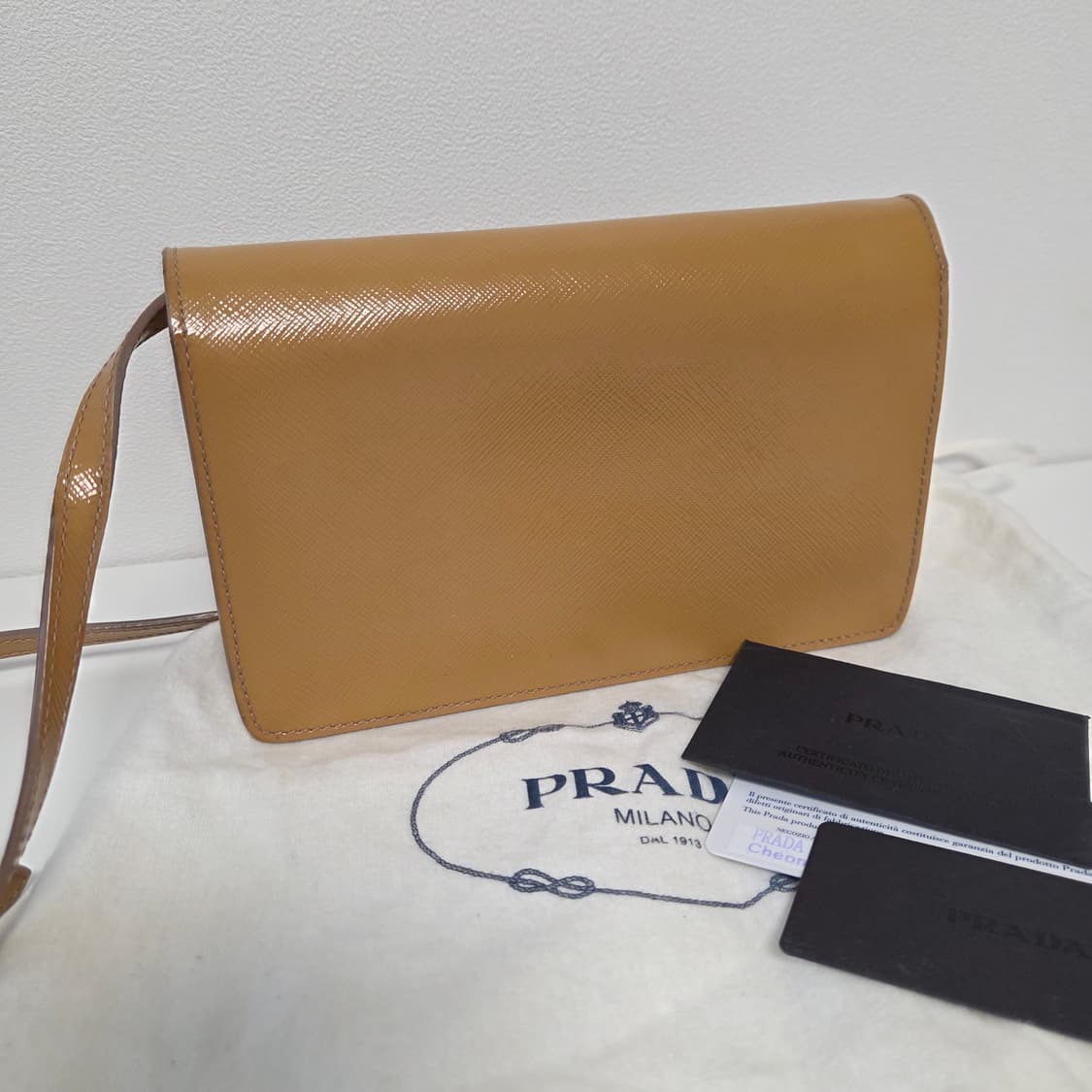 PRADA 프라다 정품 미니 크로스백 유광사피아노 클러치 지갑 폰홀더백 상품이미지3