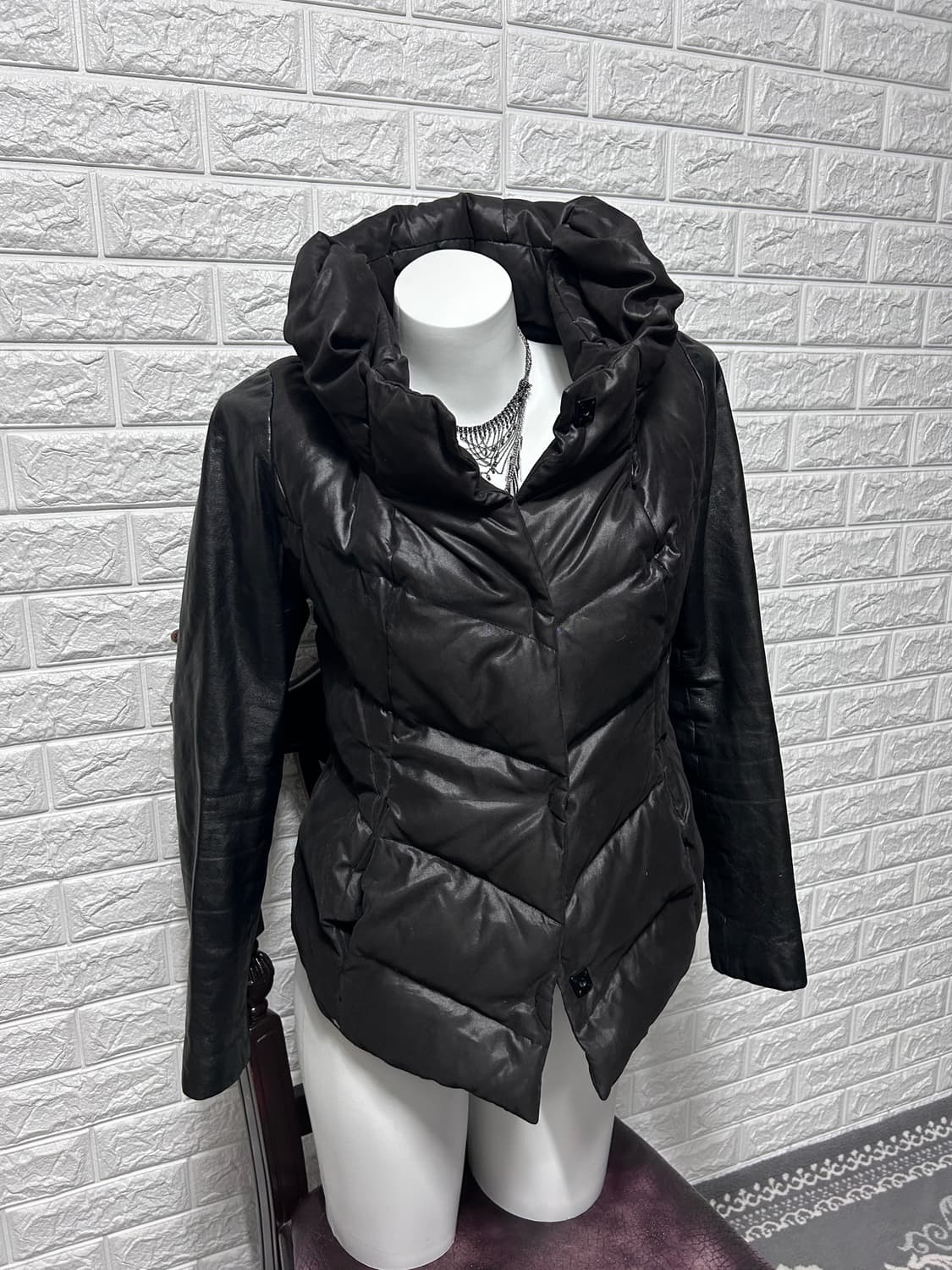 Demoo Parkchoonmoo 패디드 레더 암 자켓 상품이미지1