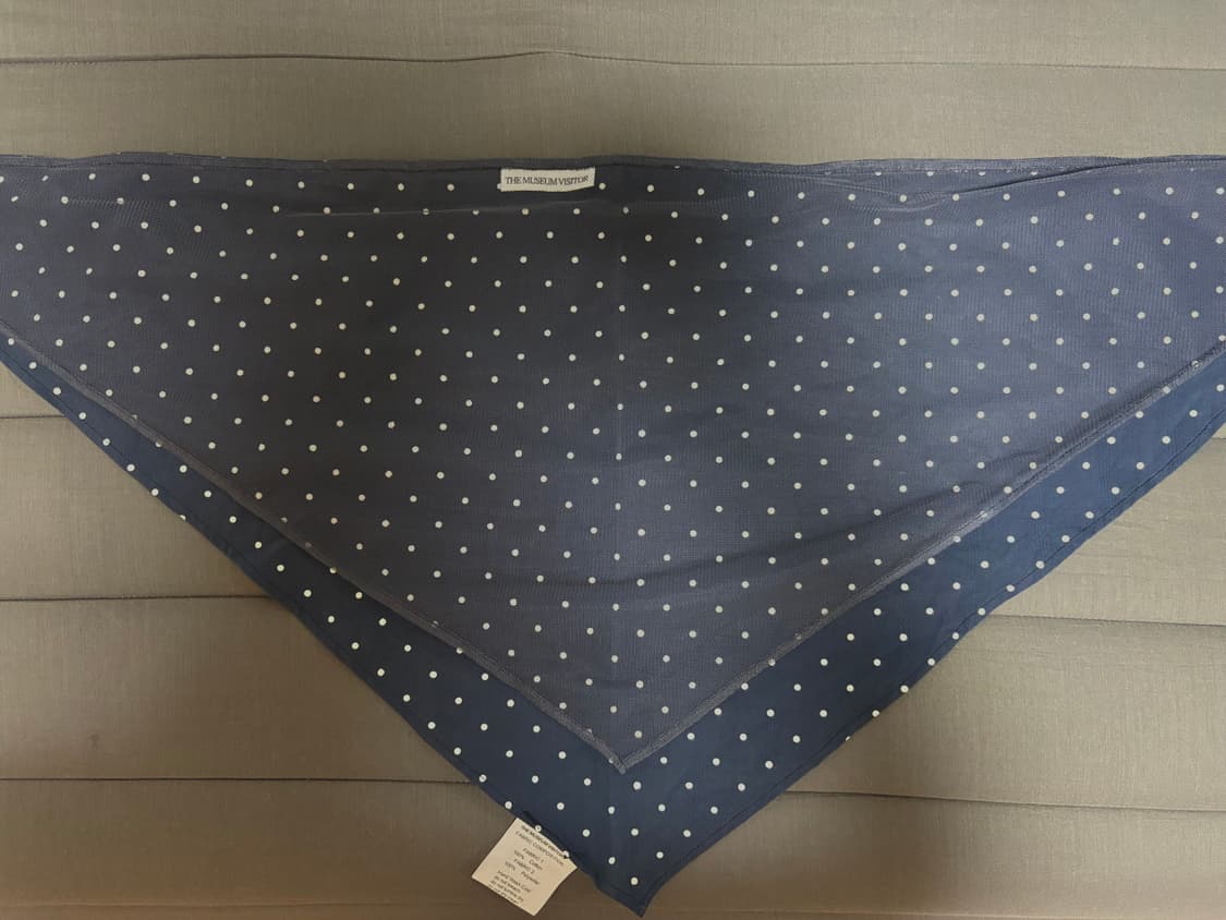 더뮤지엄비지터 도트 스카프 네이비 상품이미지1