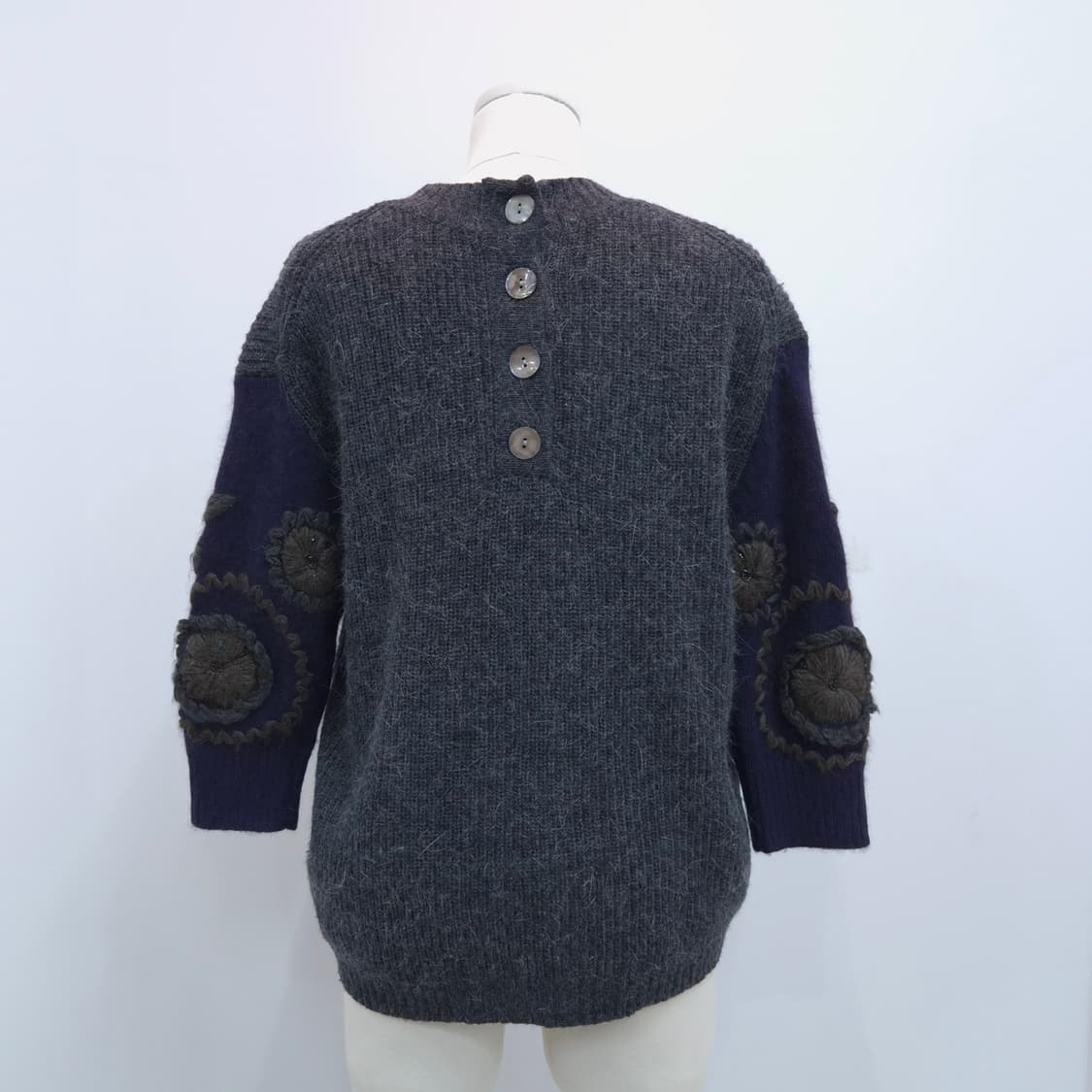 앙고라 자수 소매 차콜 배색 루즈핏 니트 상품이미지8