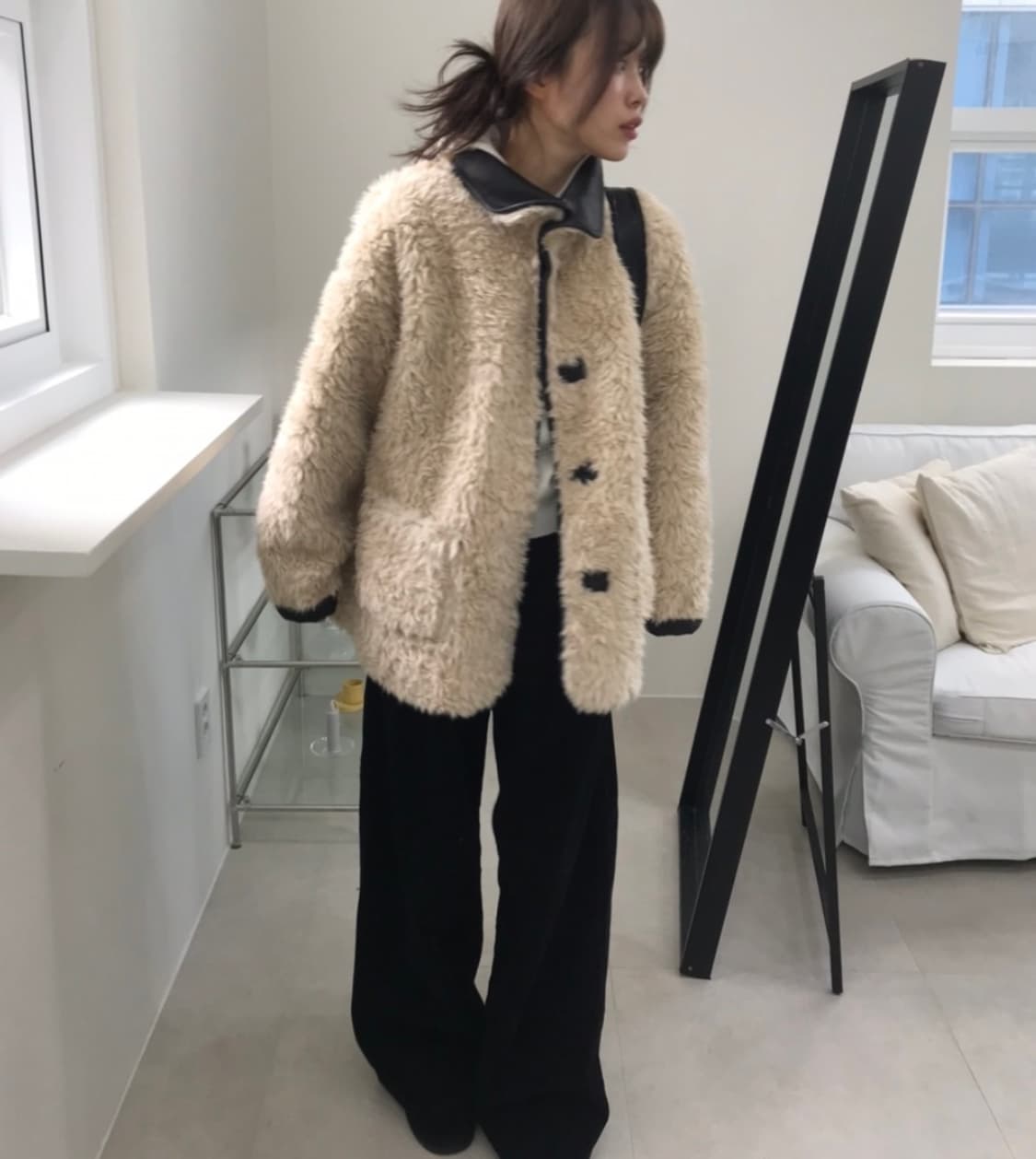 블랙업 리버시블 퍼 레더 무스탕 상품이미지3