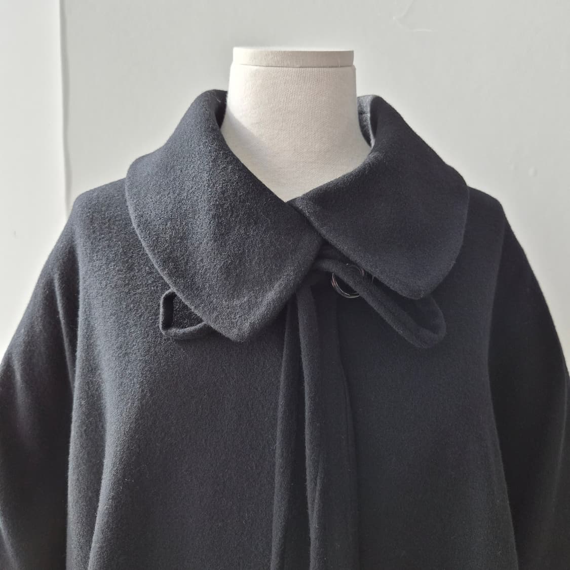 울 케이프핏 빅카라 폼폼 블랙 코트 상품이미지4