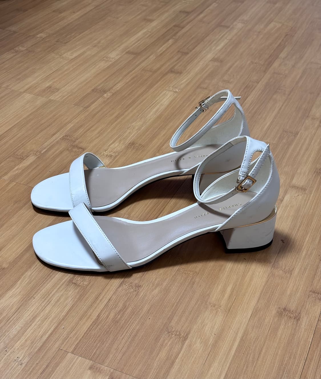 찰스앤키스 (CHARLES & KEITH) 화이트 스트랩 샌들 상품이미지1