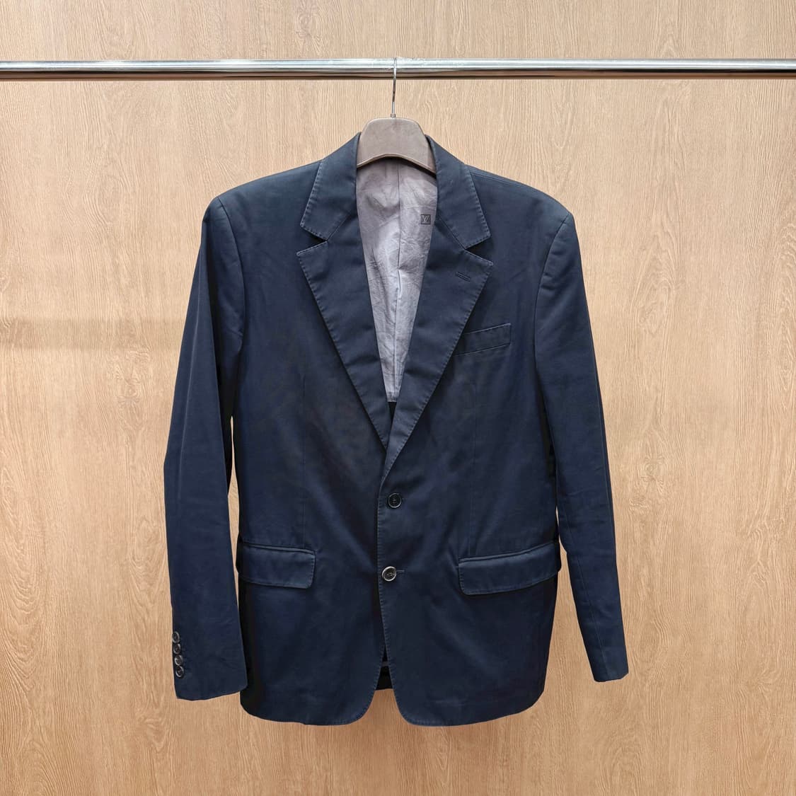 루이비통 싱글 자켓 투버튼 플랩 포켓 내부 지퍼 포켓 디테일 블랙 상품이미지2