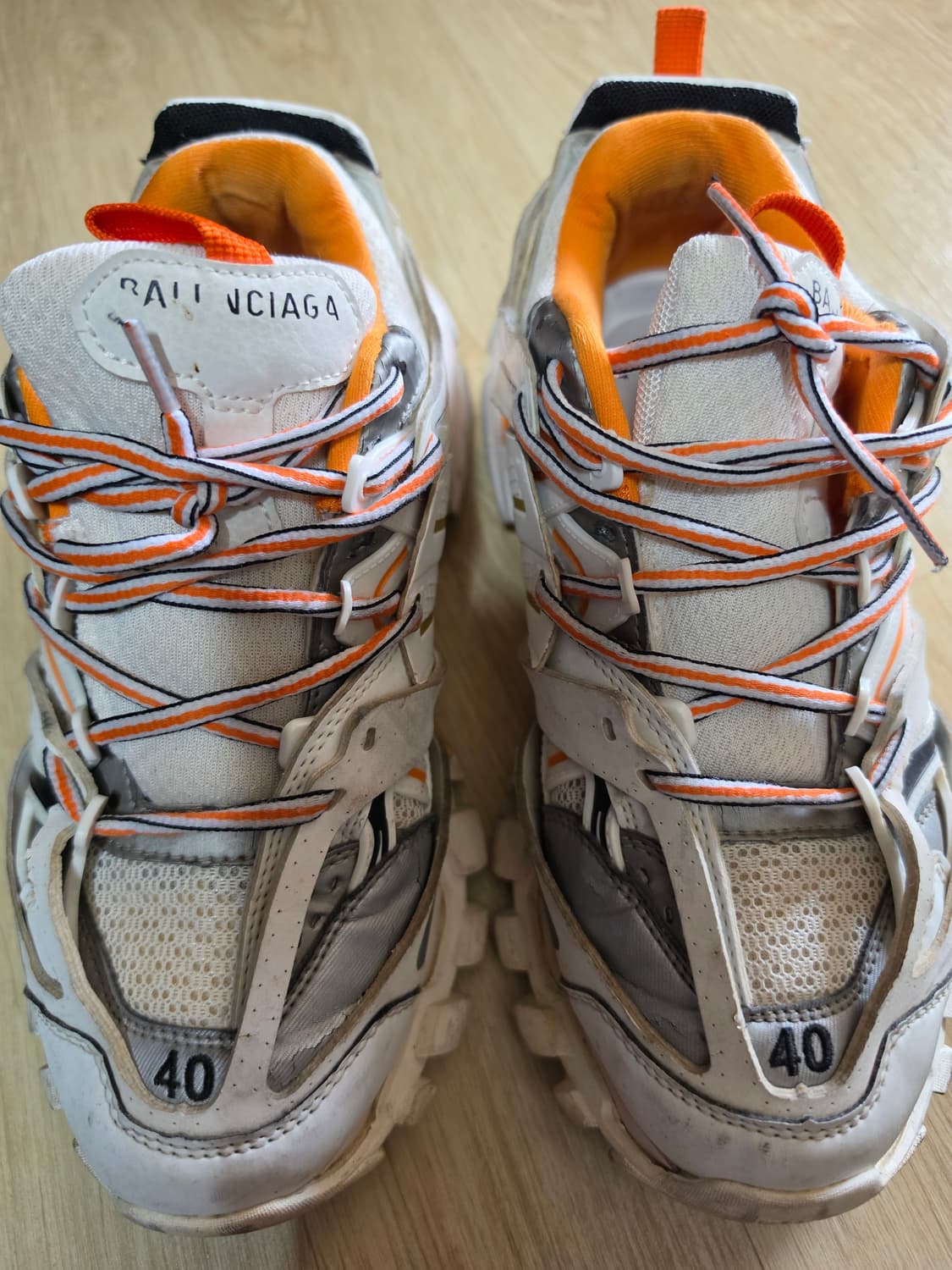 발렌시아가트렉흰주 40사이즈/255 상품이미지1