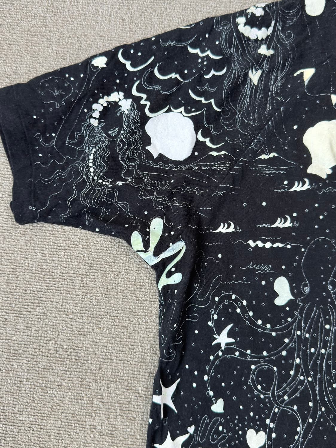 츠모리 치사토 아카이브 인어 드로잉 블랙 티셔츠 상품이미지7