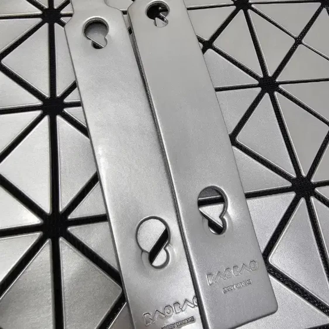 정품 바오바오 이세이미야케 루센트 실버 토트백 상품이미지9