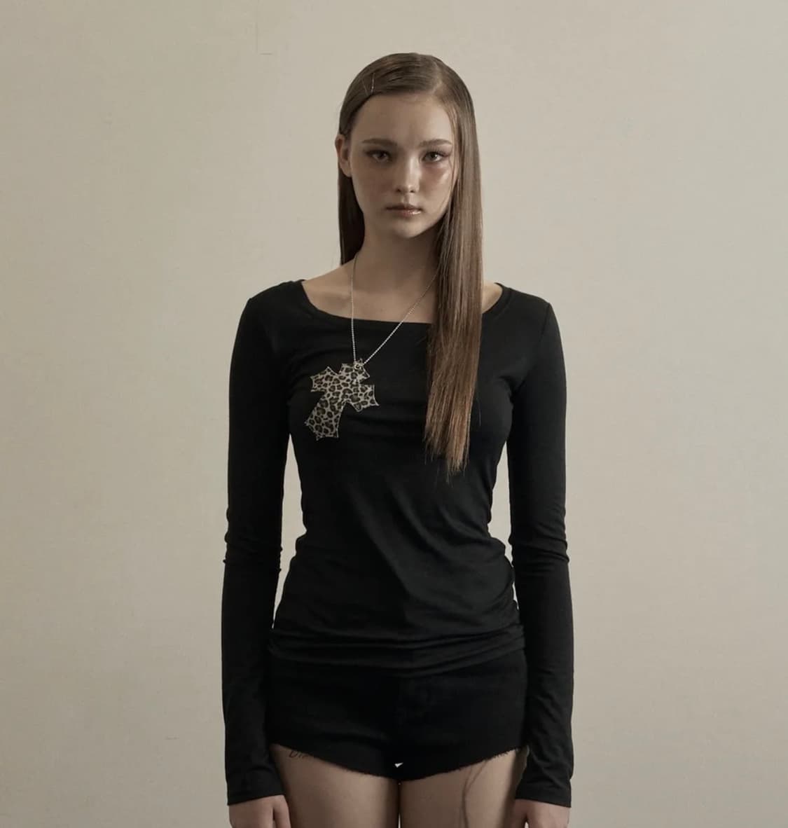 일리오 Black leopard cross necklace top 상품이미지1