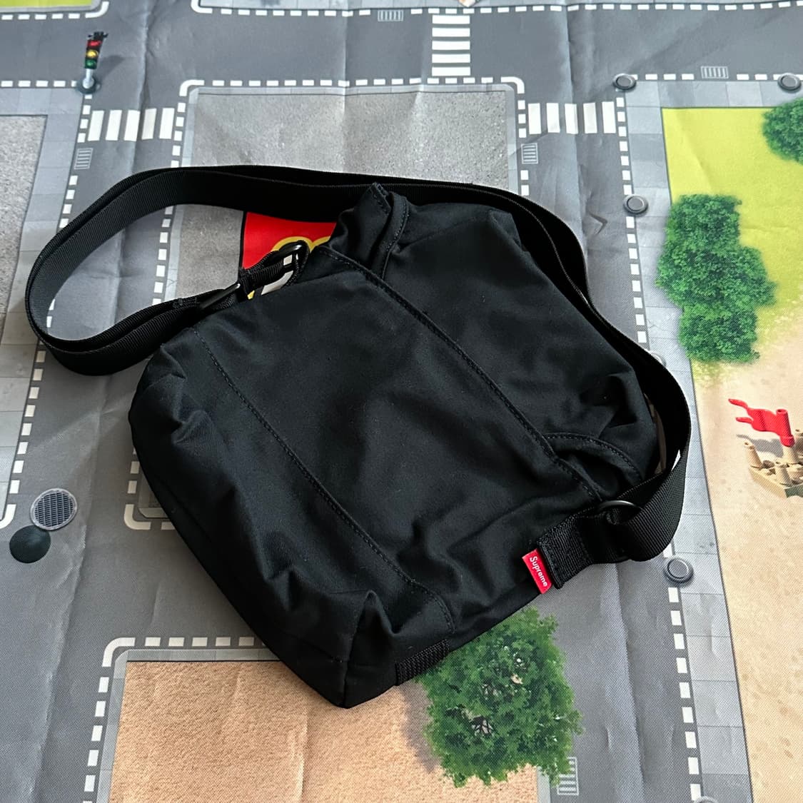 슈프림 필드 사이드 백 블랙 23SS 상품이미지2