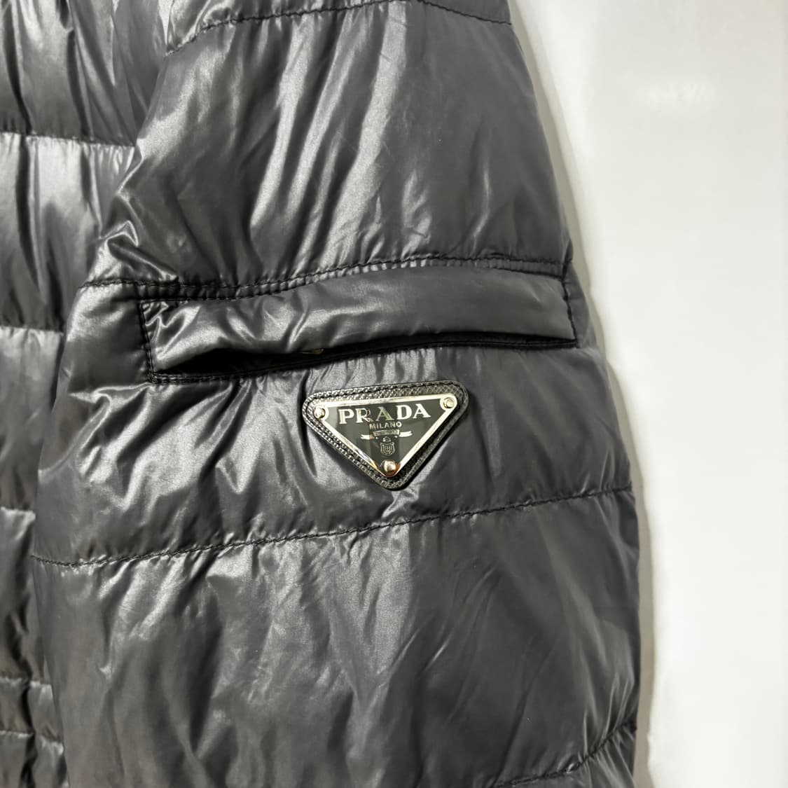 프라다 경량패딩 삼각로고 그레이 48사이즈 상품이미지3