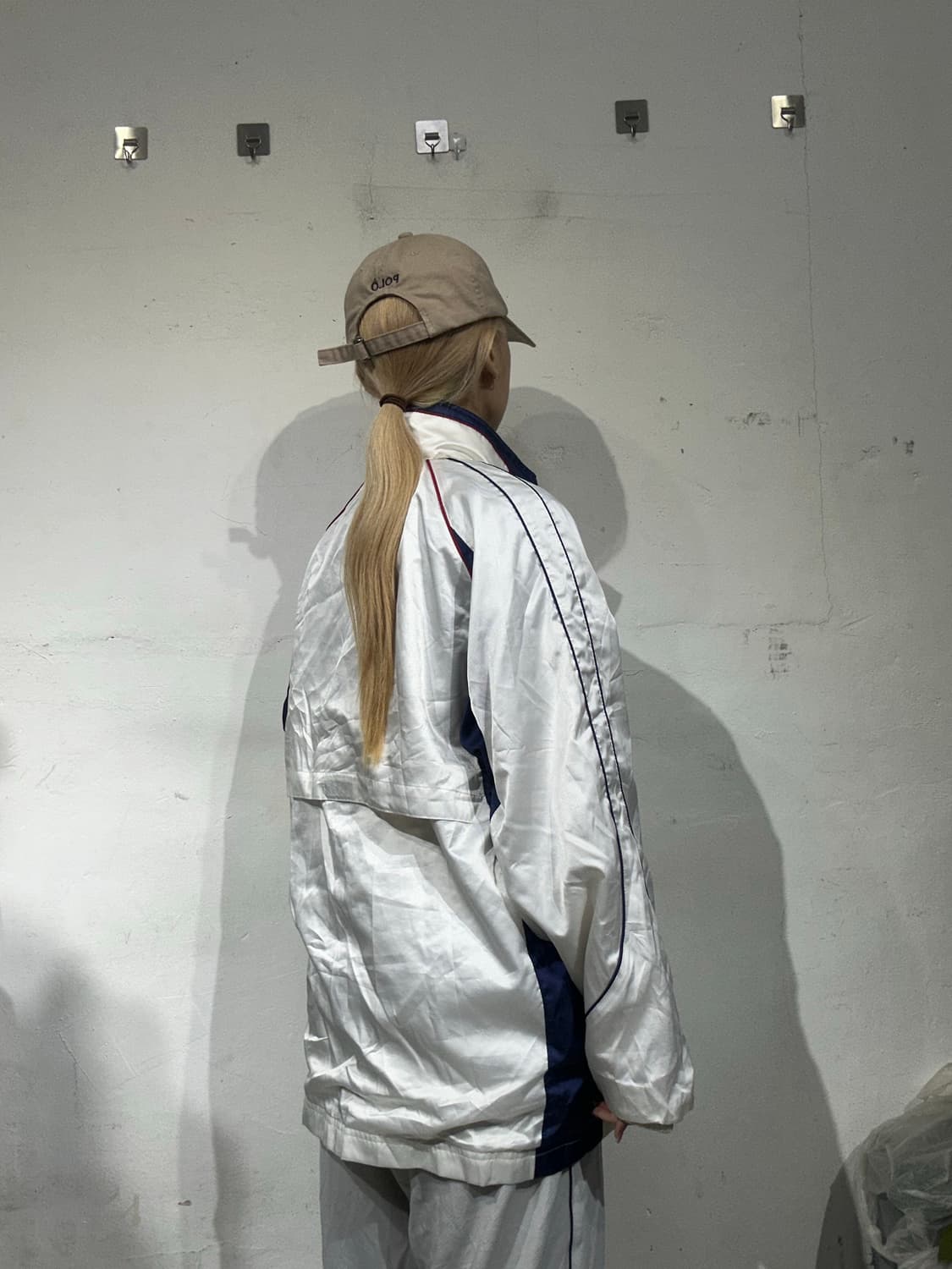 아식스 화이트 로고 오버핏 바람막이 자켓 L 상품이미지3
