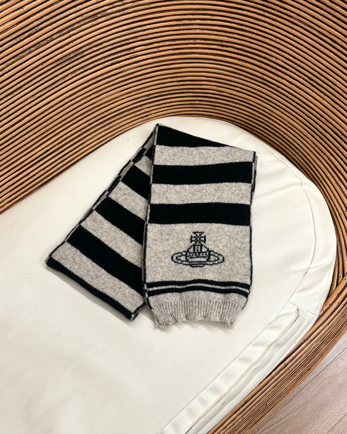 비비안 웨스트우드 시그니처 오브 로고 스트라이프 니트 머플러  상품이미지1