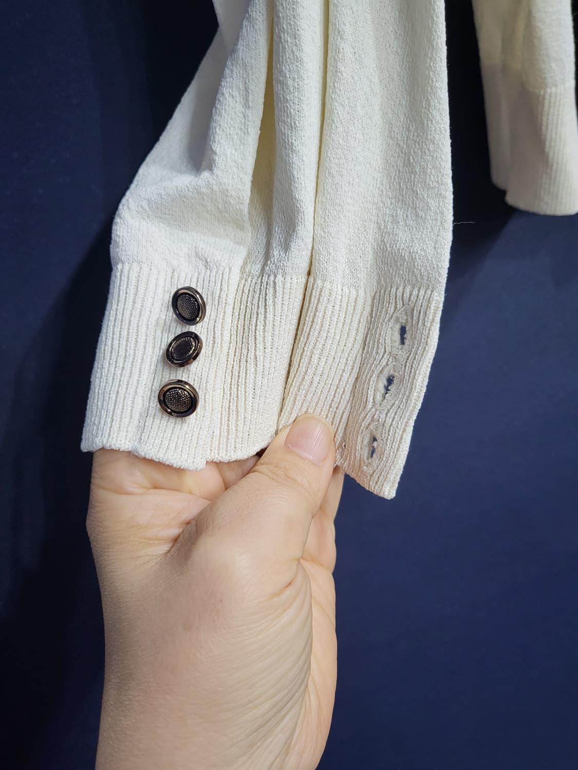 모던한 금장 버튼 가디건 상품이미지6