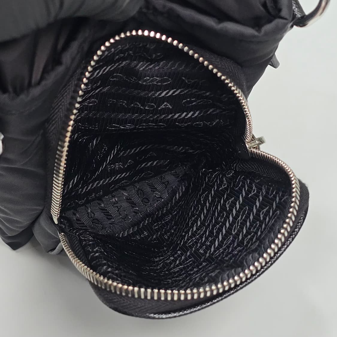 프라다 라프리마 나일론 삼각로고 크로스백 상품이미지8