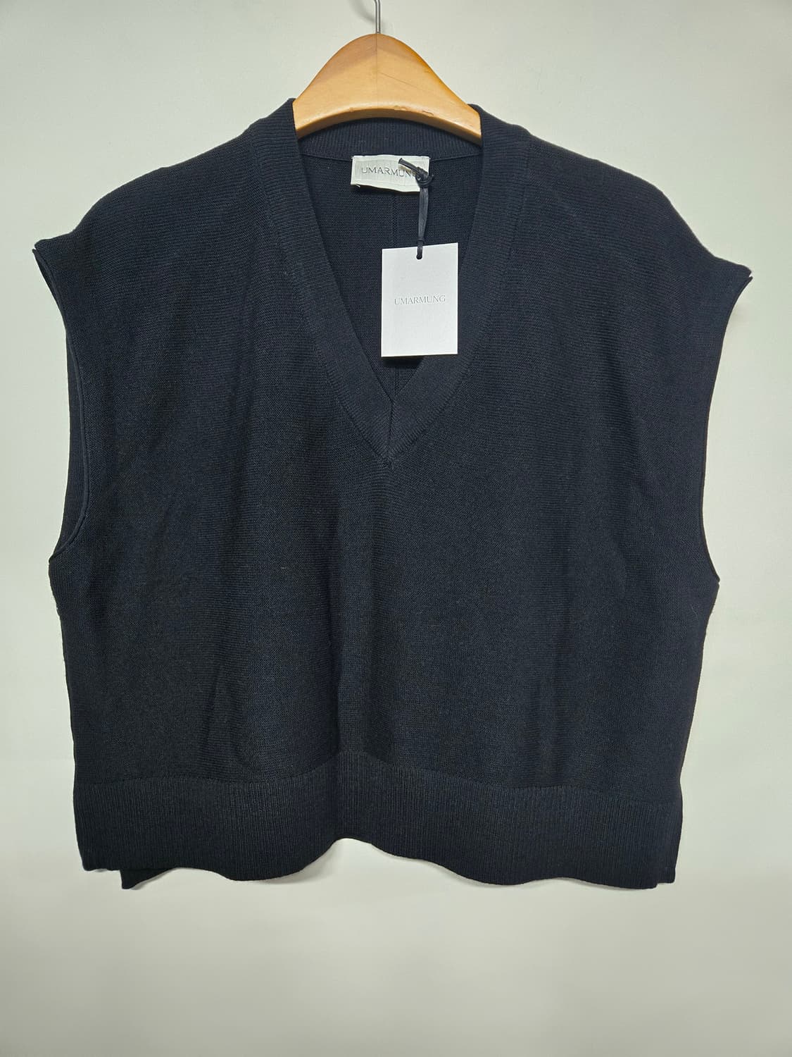 LMARMUNG 우아뭉  브이넥 니트 조끼 블랙 S95 상품이미지1