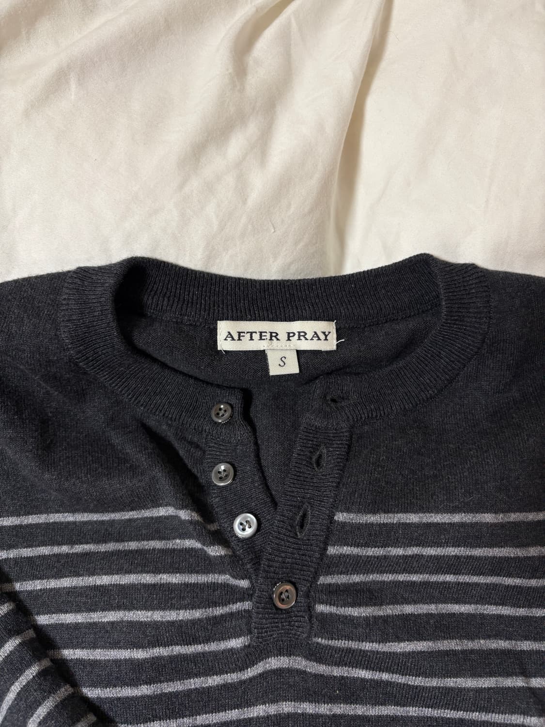 [S] 애프터프레이 스트라이프 플러스 헨리넥 니트 차콜 상품이미지3