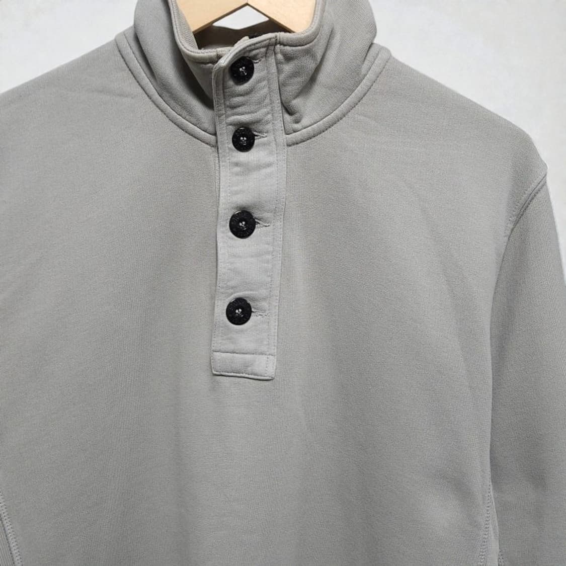 100)스톤아일랜드 하프버튼 맨투맨 여름제외 워시드그레이 상품이미지3
