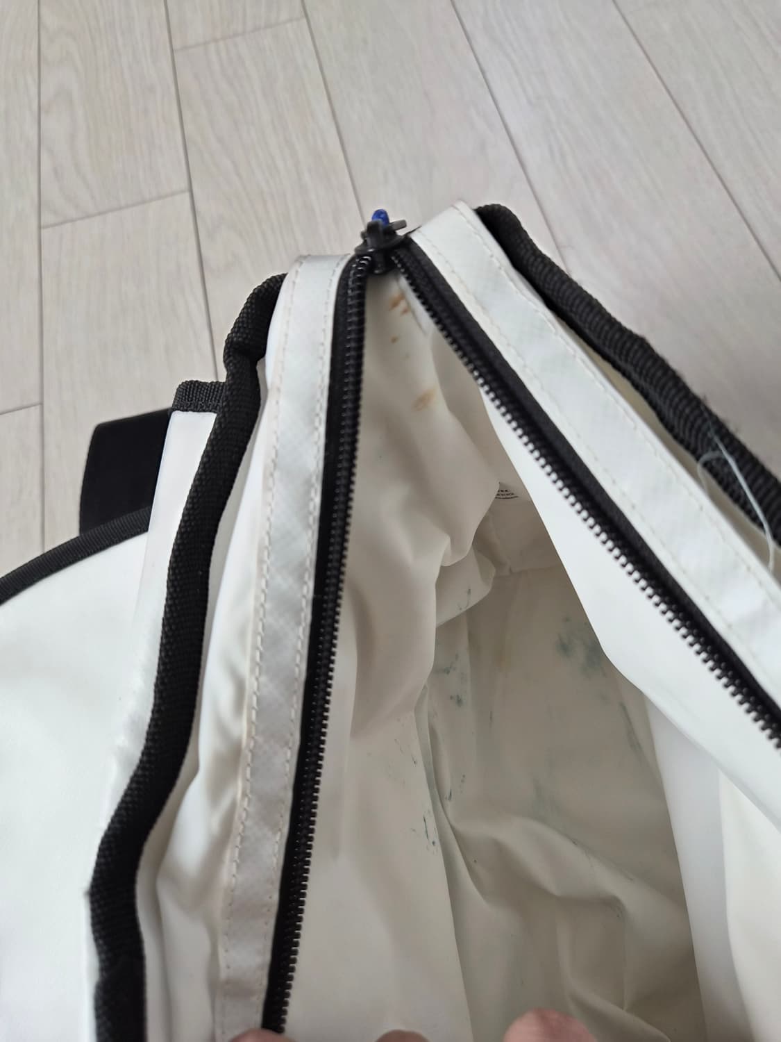 아더에러 트레이스 애드모어 크로스백 화이트 상품이미지8