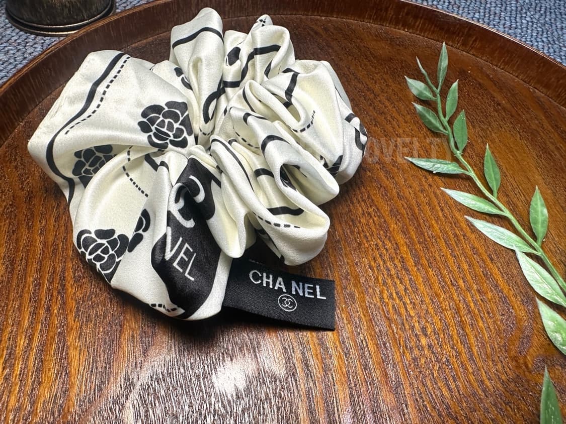 샤넬 까멜리아 헤어슈슈 화이트 상품이미지7