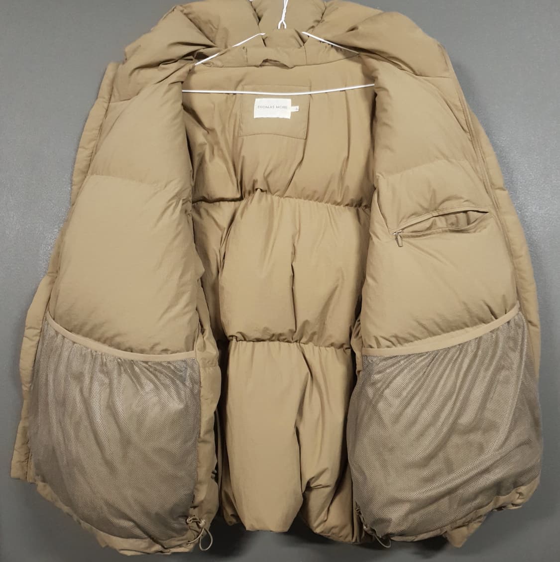 토마스모어 신형 22FW 로빈 후드 덕다운 오버핏 패딩 점퍼 아몬드베이지 상품이미지6