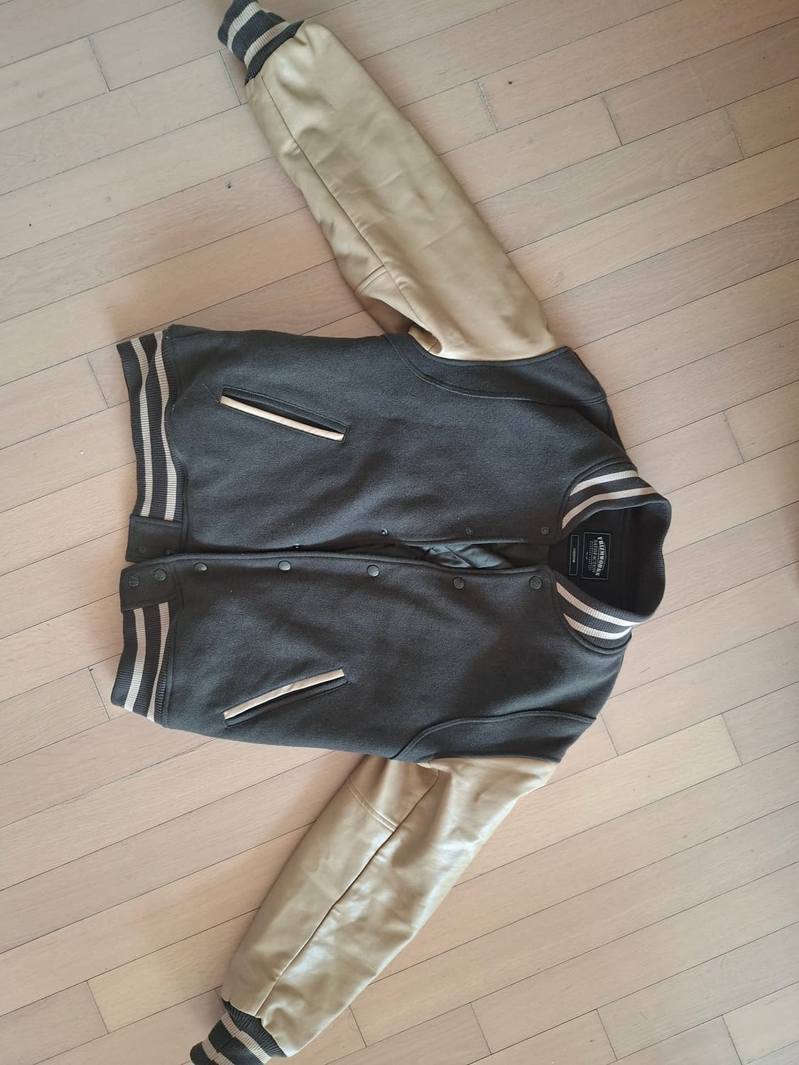 프리즘 웍스 바시티자켓입니다. 상품이미지1