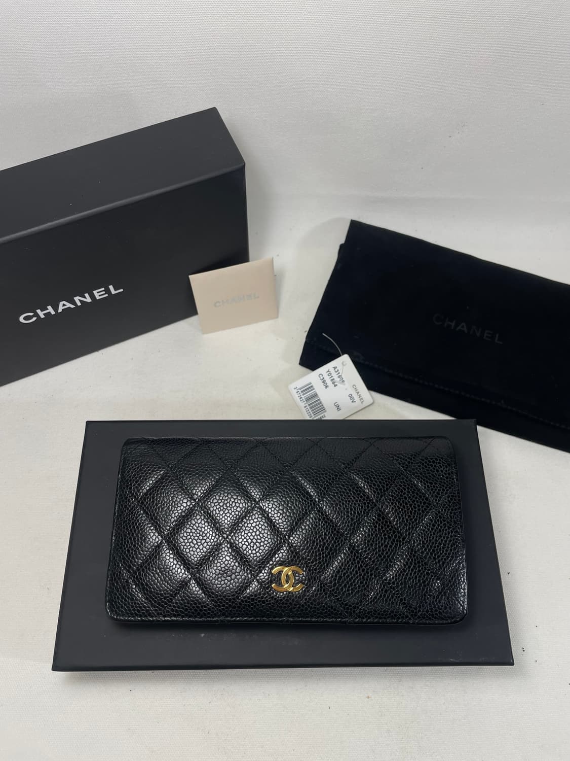 [새상품급,풀구성] 샤넬 클래식 플랩 장지갑 캐비어 금장 블랙


 상품이미지1