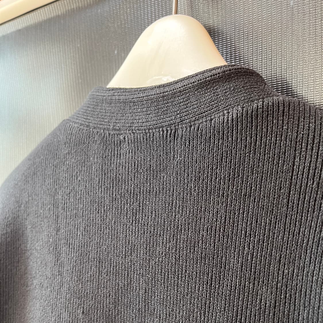 몽클레르 라벨 커팅 골지 헨리넥 니트 상품이미지5