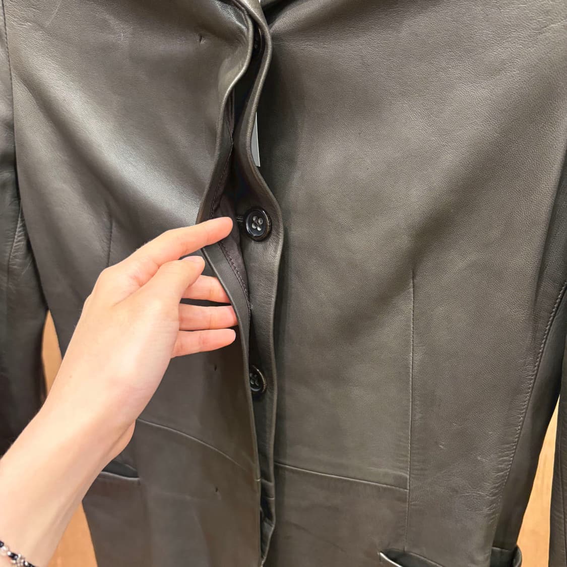 질샌더 레더 자켓 노치드 카라 히든 버튼업 플랩 포켓 슬릿 디테일 브라운 상품이미지5