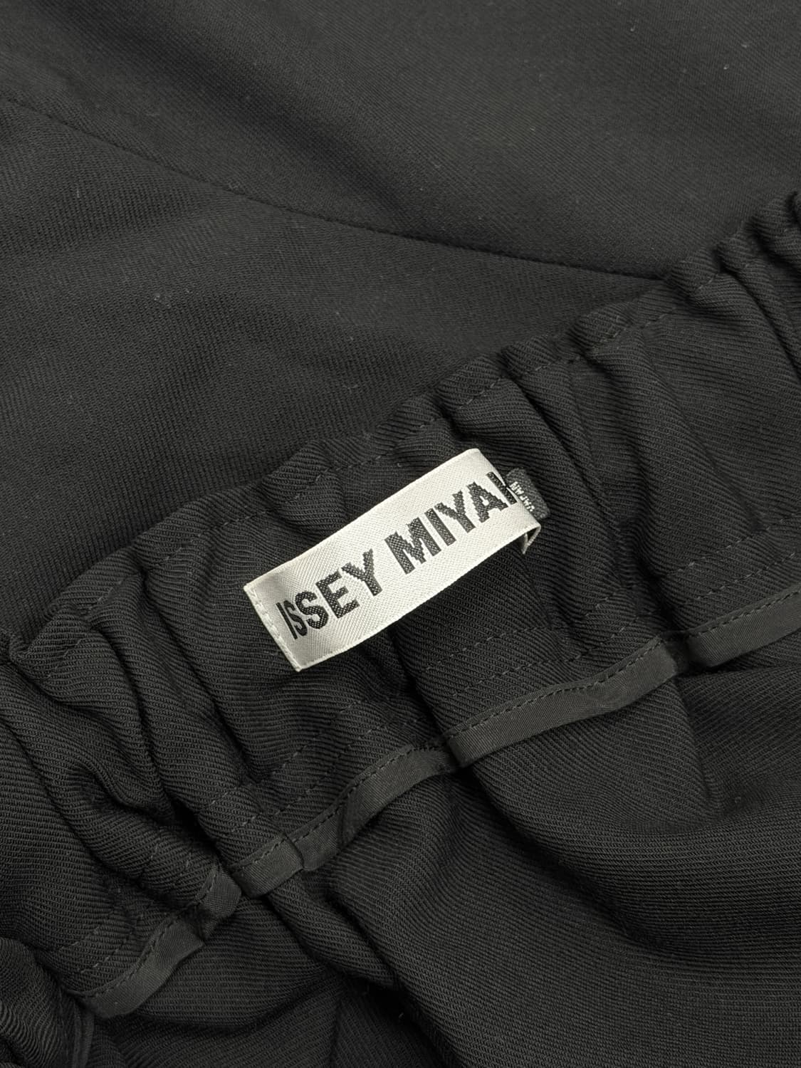 이세이미야케 크로스 패널 드레이프 팬츠 상품이미지6