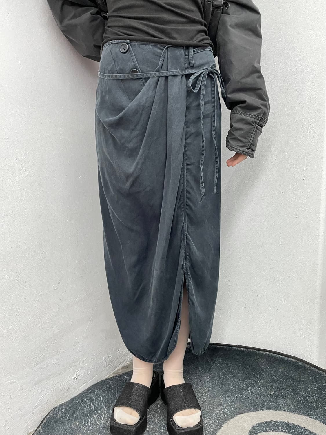 아방가르드 버튼 핀턱 스트랩 롱 스커트 상품이미지2