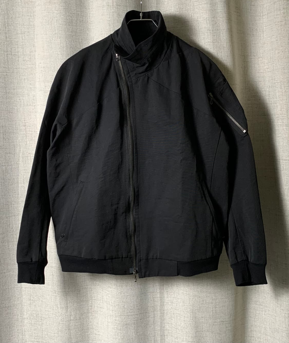 Julius 17ss 사선 하이넥 자켓 상품이미지1
