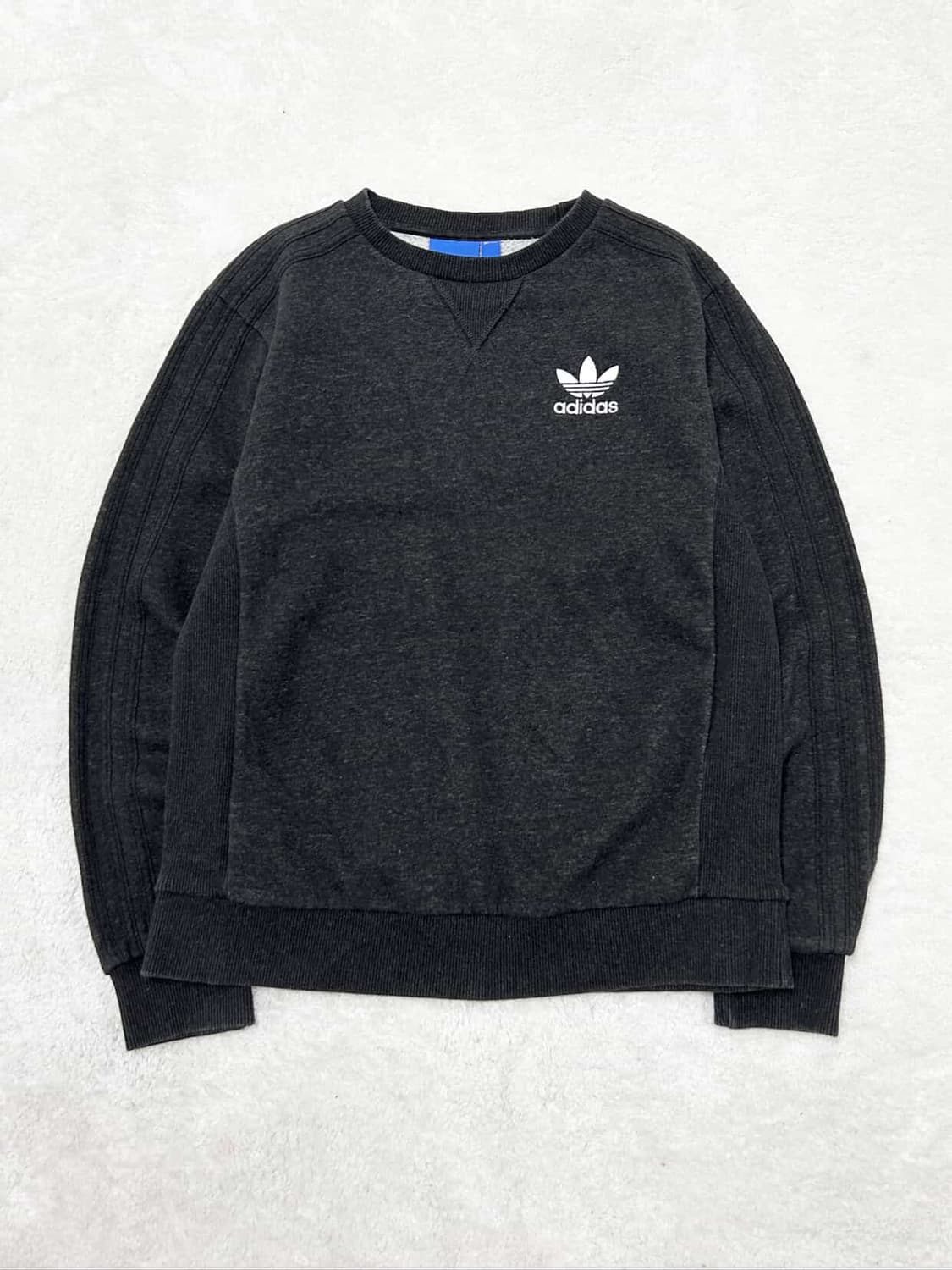 아디다스 자수로고 차콜 삼선 맨투맨 상품이미지5