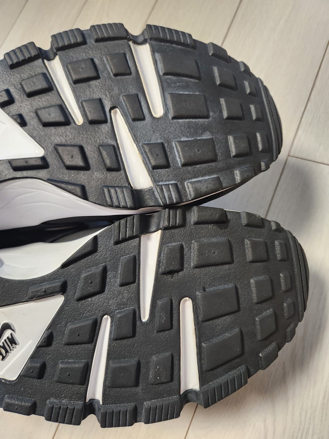 나이키 운동화 허라치 런 634835-006 사이즈280(270-275추 상품이미지9