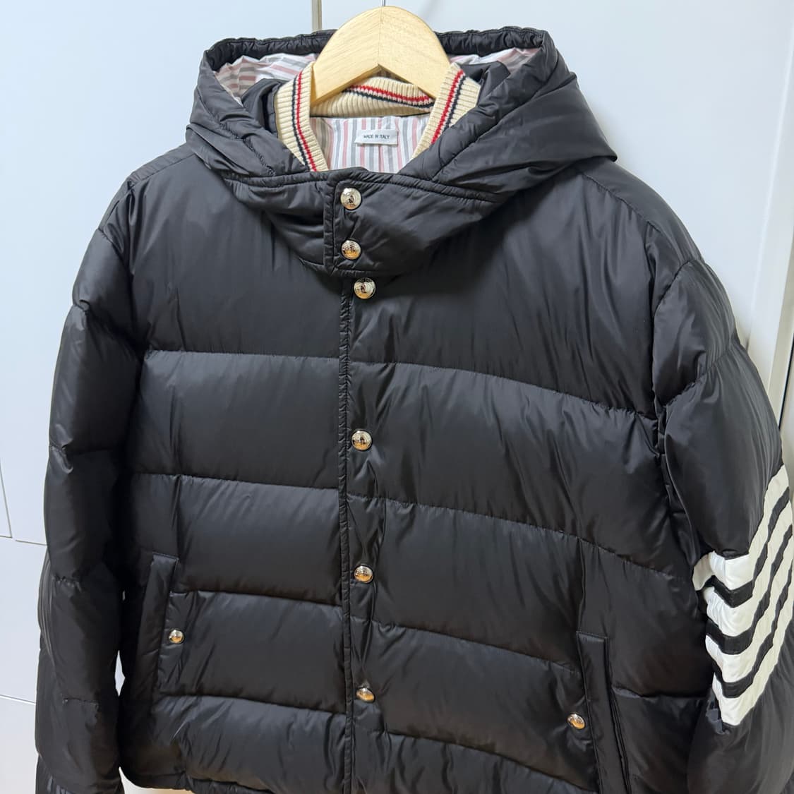 톰브라운 사선완장 후드 숏패딩
5사이즈 상품이미지2