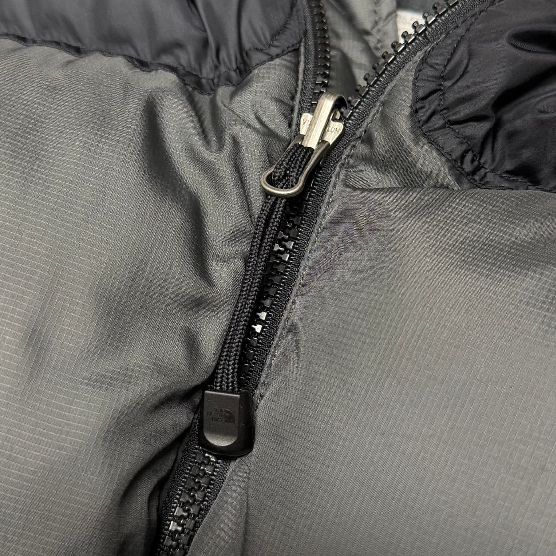 노스페이스 센터로고 무광 그레이 700 눕시 패딩 상품이미지4