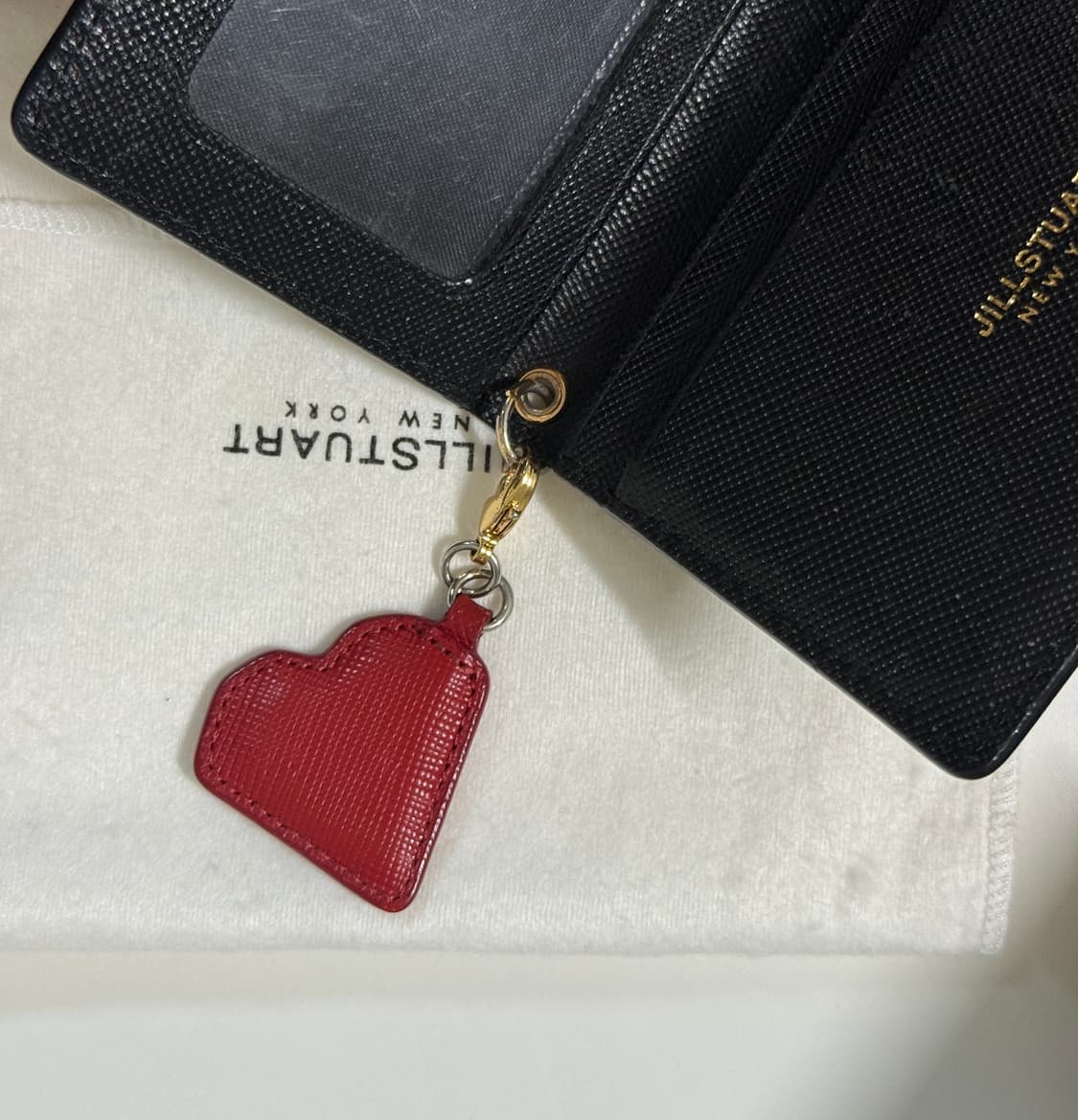 질스튜어트 블랙 카드지갑 하트참 장식 상품이미지5